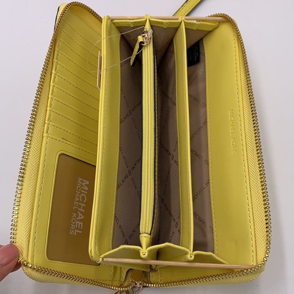 MICHAEL KORS Large Travel Continental Leather
Color: SUNSHINE - Picture 8 of 16